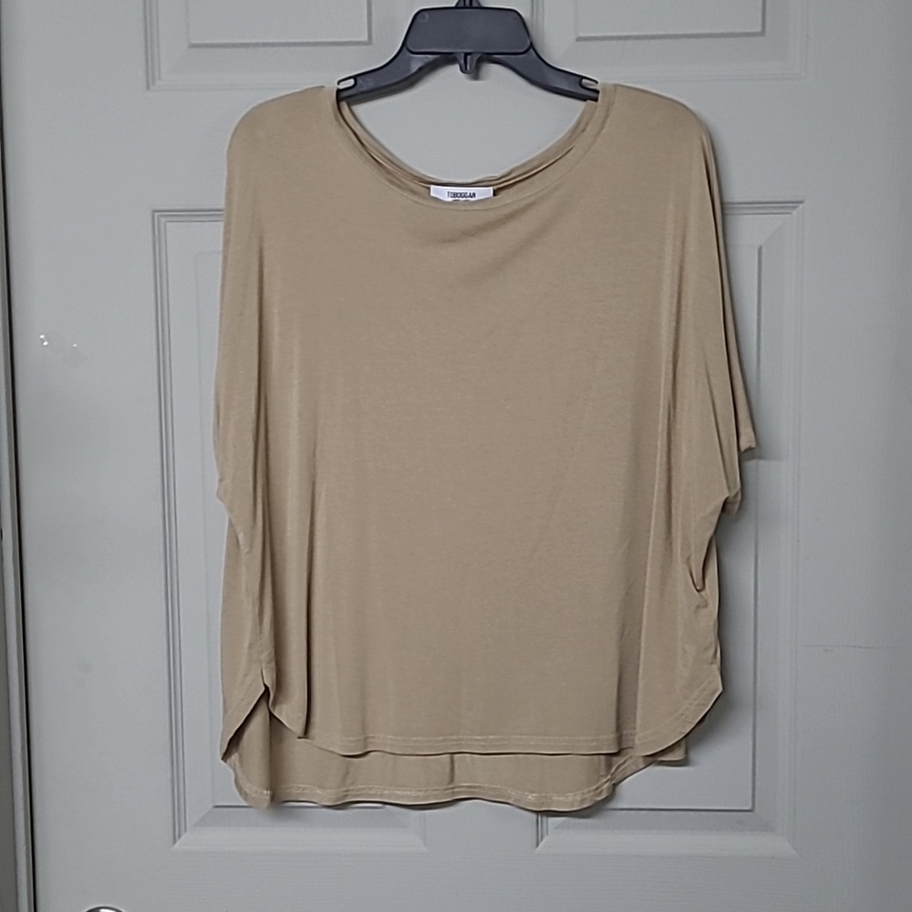 Toboggan White 🍁 Label Beige Top Round Neckline Split Curved Hem Relaxed Fit XL